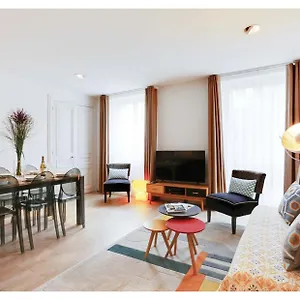  Apartment Centre - At